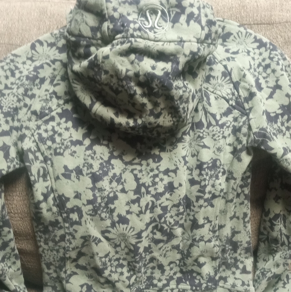 Lululemon - Picture 2 of 3